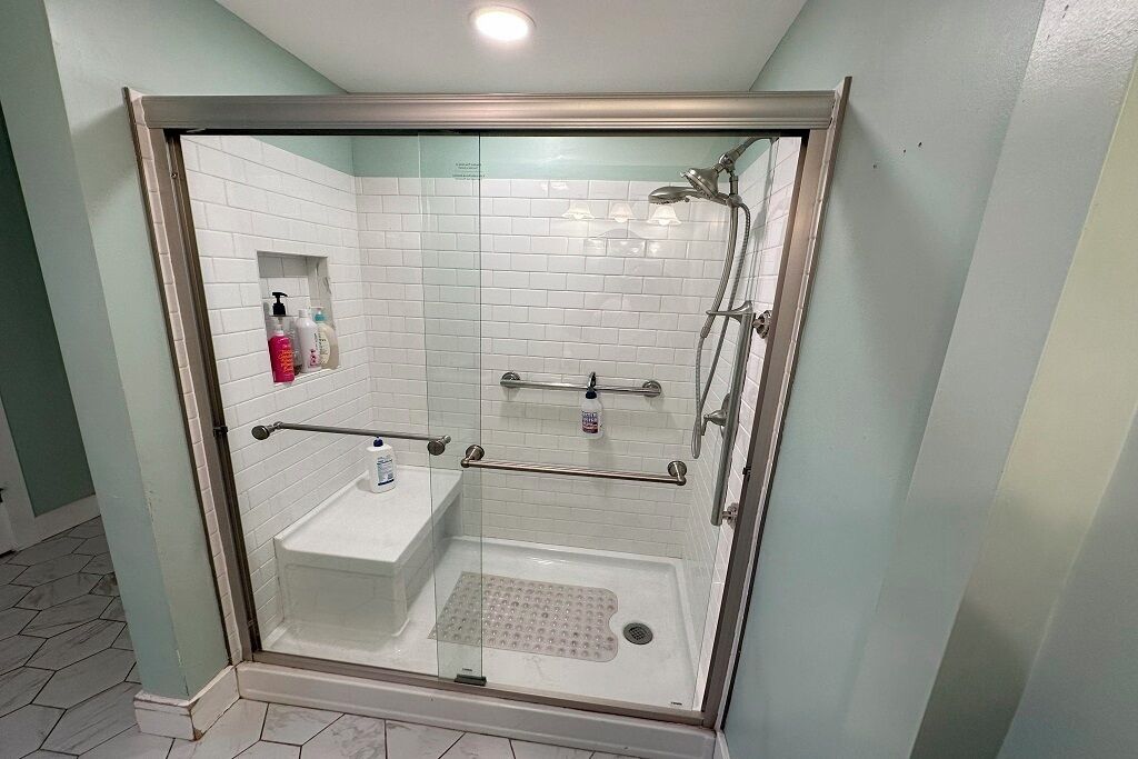 Dusche, Haartrockner, Handtücher, Seife