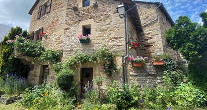 New gîte in vimenet (Aveyron) medieval village between aubrac and lévézou