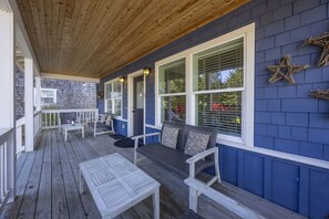 Terrace/patio - Spacious 3-BR Bella Beach, Hot Tub,  Master w/King (Depoe Bay)