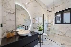 Shower, hair dryer, towels