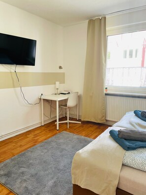 2 habitaciones, escritorio y tabla de planchar con plancha 