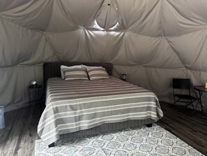 1 quarto, cofres nos quartos, roupa de cama