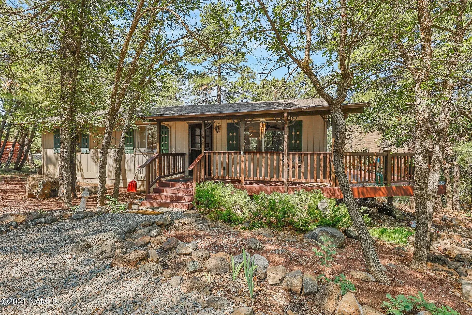 Cozy 3 Bedroom Cabin: Get Out of the Valley Heat in Munds Park. 