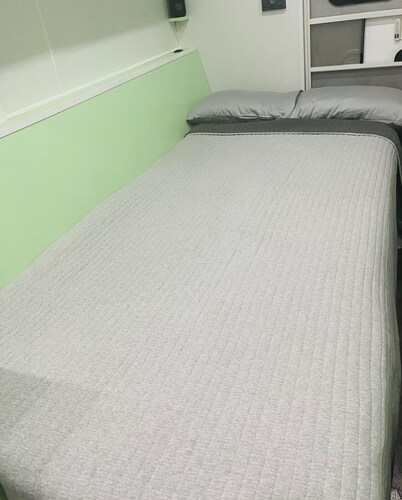 Cozy Custom Offgrid RV in brilliant Chesterfield with AC, Heat and WiFi