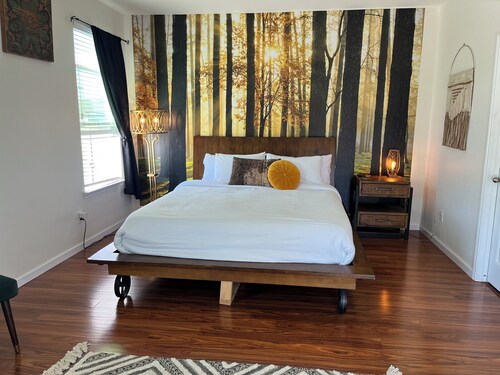 Beautiful Private Suite Near Samsung Project, Dell Diamond, and Kalahari!