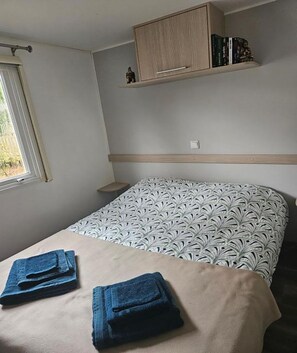 3 bedrooms, travel cot