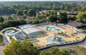 Inomhuspool och utomhuspool
