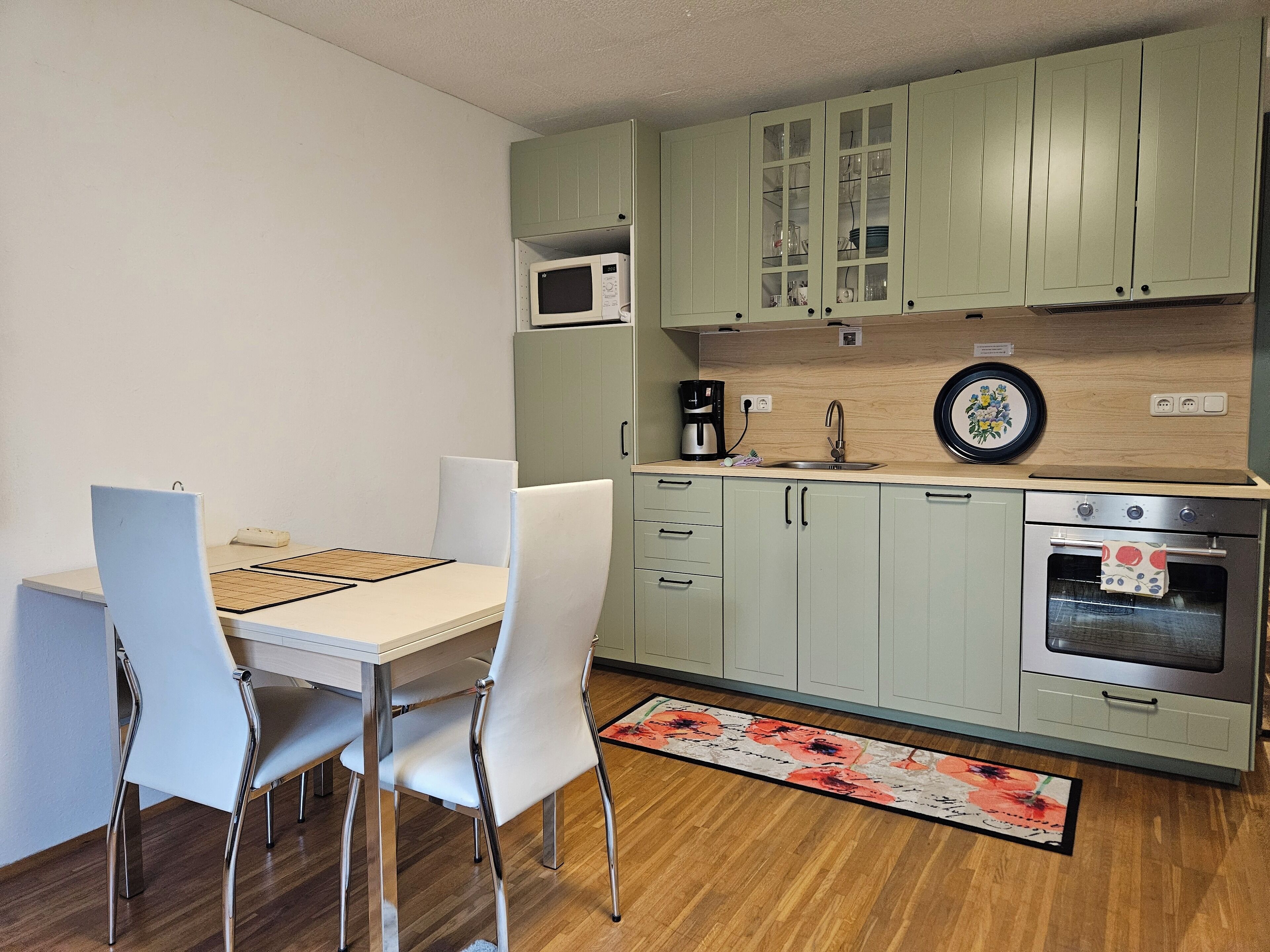 冷蔵庫、電子レンジ、オーブン、コンロ