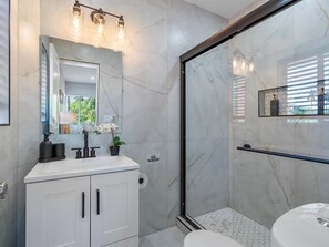 Dusche, Haartrockner, Handtücher, Seife