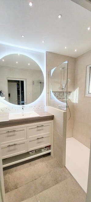 Dusch, hårtork och handdukar