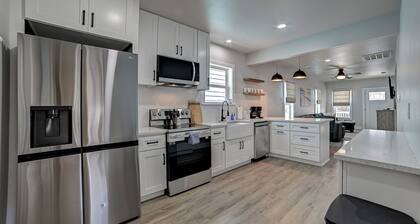 Nautical Nest - 1 block to the Beach, Newly Renovated