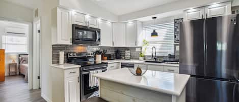 Refrigerador, microondas, horno, placa de cocina