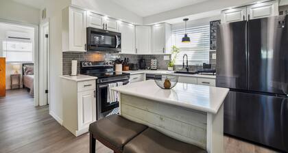 Entire 2-bedroom house with three beds, AC and WiFi in Port Richey