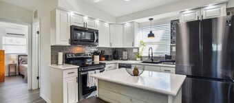 Entire 2-bedroom house with three beds,  AC and WiFi in Port Richey