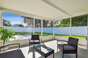 Terrace/patio - Entire 2-bedroom house with three beds, AC and WiFi in Port Richey (Port Richey)