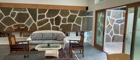 Estéreo, oficina y monitor de computadora