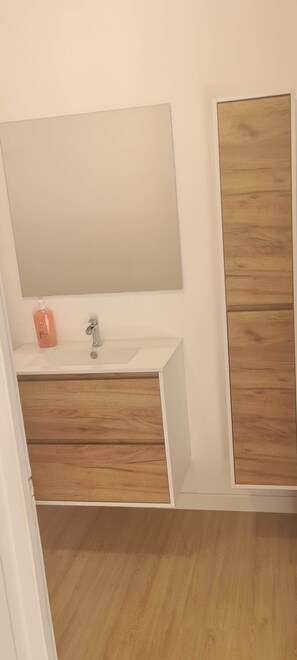 Serviettes fournies, savon, papier toilette