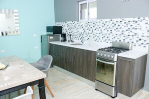 Refrigerador, microondas, horno y cafetera y tetera 