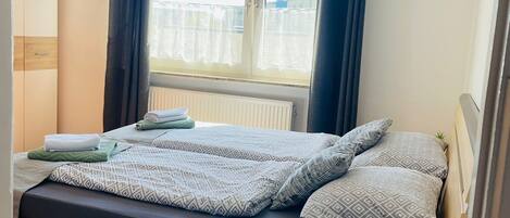 1 室のベッドルーム、デスク、アイロン / アイロン台、旅行用ベビーベッド