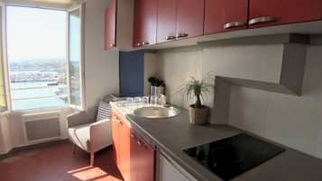 Fridge, microwave, stovetop, coffee/tea maker