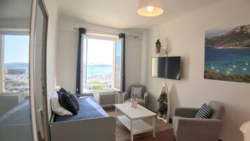 2 bedrooms, travel cot, WiFi, bed sheets