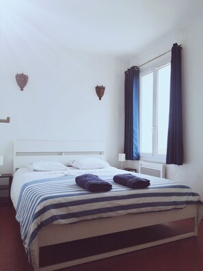 2 bedrooms, travel crib, WiFi, bed sheets