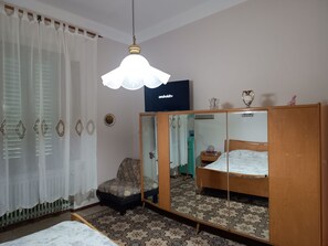 Tremannsrom – deluxe, byutsikt | Skrivebord og wi-fi (inkludert)