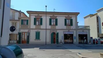 Vista frontal de la propiedad