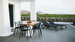 Luxury-Villa, 3 Schlafzimmer, eigener Pool, Meerblick | Terrasse/Patio