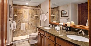 Appart'hôtel (Vantage Point 3 Bedroom Condo in Lion) | Salle de bain | Douche, douche à « effet pluie », savon, shampoing