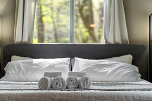 3 chambres, bureau, fer et planche à repasser, lit de bébé portatif