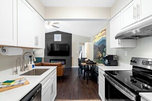 Fridge, microwave, oven, stovetop - The Spidey Lodge~Family Getaway (Luray)