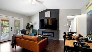 Smart-TV, Kamin, Videospiele, Bücher