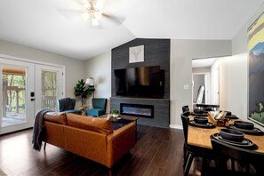 Téléviseur connecté, foyer, jeux vidéo, livres