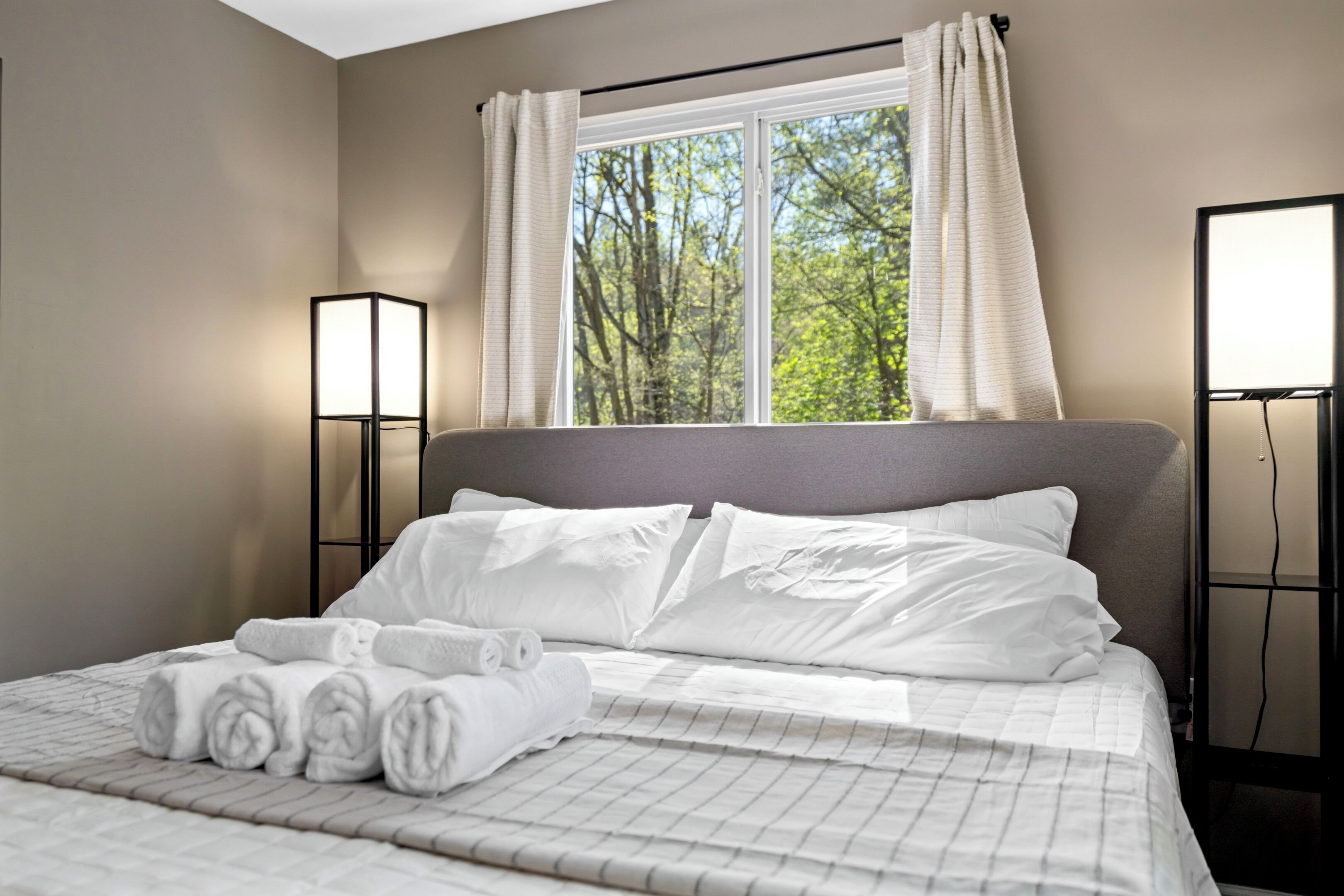 3 bedrooms, desk, iron/ironing board, travel cot