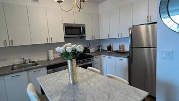 Coffee/tea maker, fridge, microwave, oven
