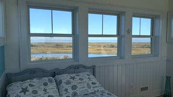 6 bedrooms, desk, iron/ironing board, WiFi