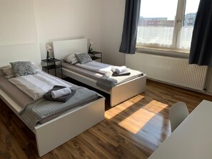 2 habitaciones, escritorio y tabla de planchar con plancha 