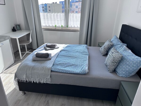 2 habitaciones, escritorio y tabla de planchar con plancha 