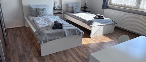 2 Schlafzimmer, Schreibtisch, Bügeleisen/Bügelbrett, Reisekinderbett