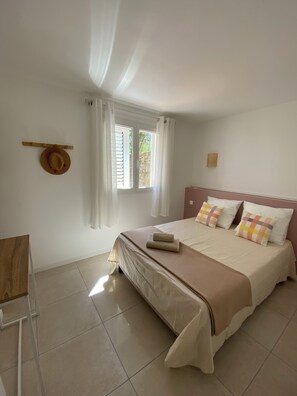 3 chambres, bureau, fer et planche à repasser, lit parapluie