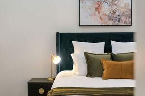 3 makuuhuonetta, työpöytä, silitysrauta/-lauta, vauvan matkasänky