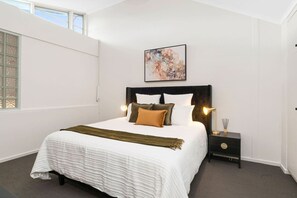 3 bedrooms, desk, iron/ironing board, travel crib