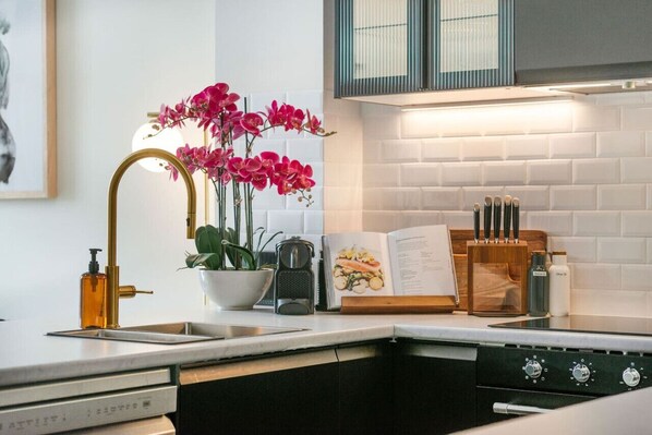 Fridge, microwave, oven, stovetop