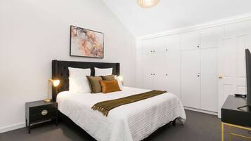 3 bedrooms, desk, iron/ironing board, travel crib