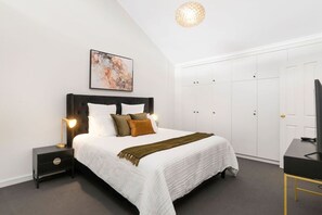 3 chambres, bureau, fer et planche à repasser, lit parapluie