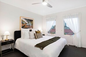 3 間睡房、書桌、熨斗/熨衫板、可攜式嬰兒床