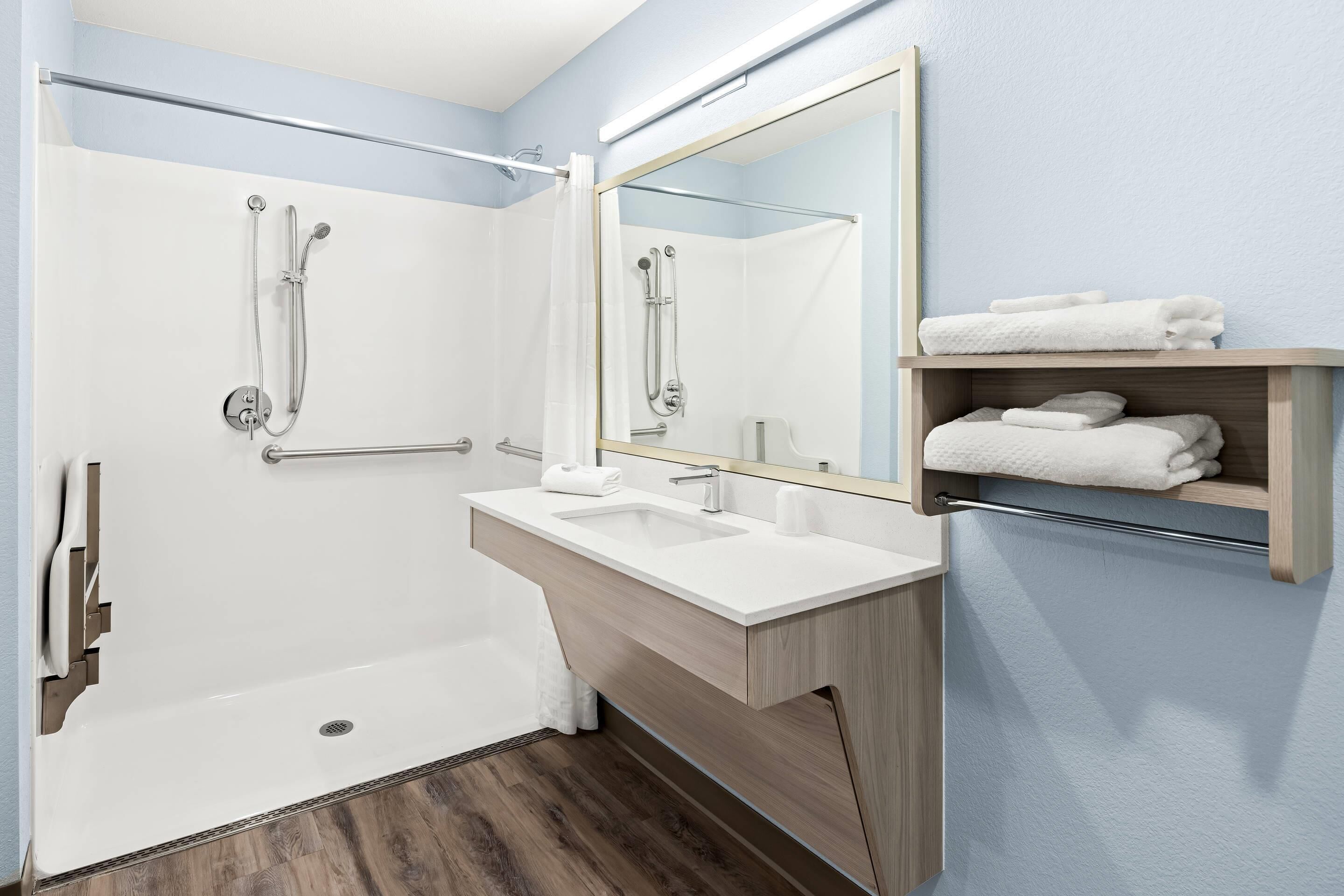 Suite, 1 Queen Bed, Accessible, Non Smoking (Rolling Shower)