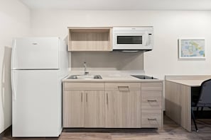 Suite, 2 letti queen, non fumatori | Una scrivania, postazione laptop, lenzuola