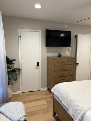 1 bedroom, free WiFi, bed sheets - Old Town Hidden Treasure  (Burleson)